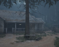 Screenshot z hororové hry Pine Harbor, městečko inspirované Silent Hill