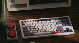 8BitDo představuje svou první mechanickou klávesnici inspirovanou klasickými konzolemi NES a Famicom - včetně dvou obřích tlačítek Super.