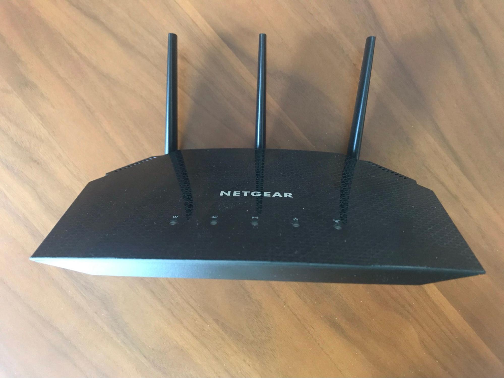 Netgear R6700AXS: Spolehlivá a dostupná volba pro rodiny s omezením provozu a rodičovskou kontrolou.