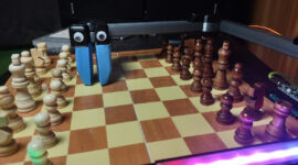 Noah Davis vytvořil robotického šachového hráče napájeného Pikem, který podvádí a pomocí ChatGPT vyplivuje urážky.