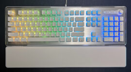 "Vulcan II - krásná plnohodnotná klávesnice se hladkými mechanickými spínači a ohromujícím per-key RGB osvětlením"