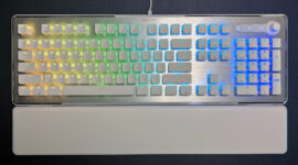 "Vulcan II - krásná plnohodnotná klávesnice se hladkými mechanickými spínači a ohromujícím per-key RGB osvětlením"