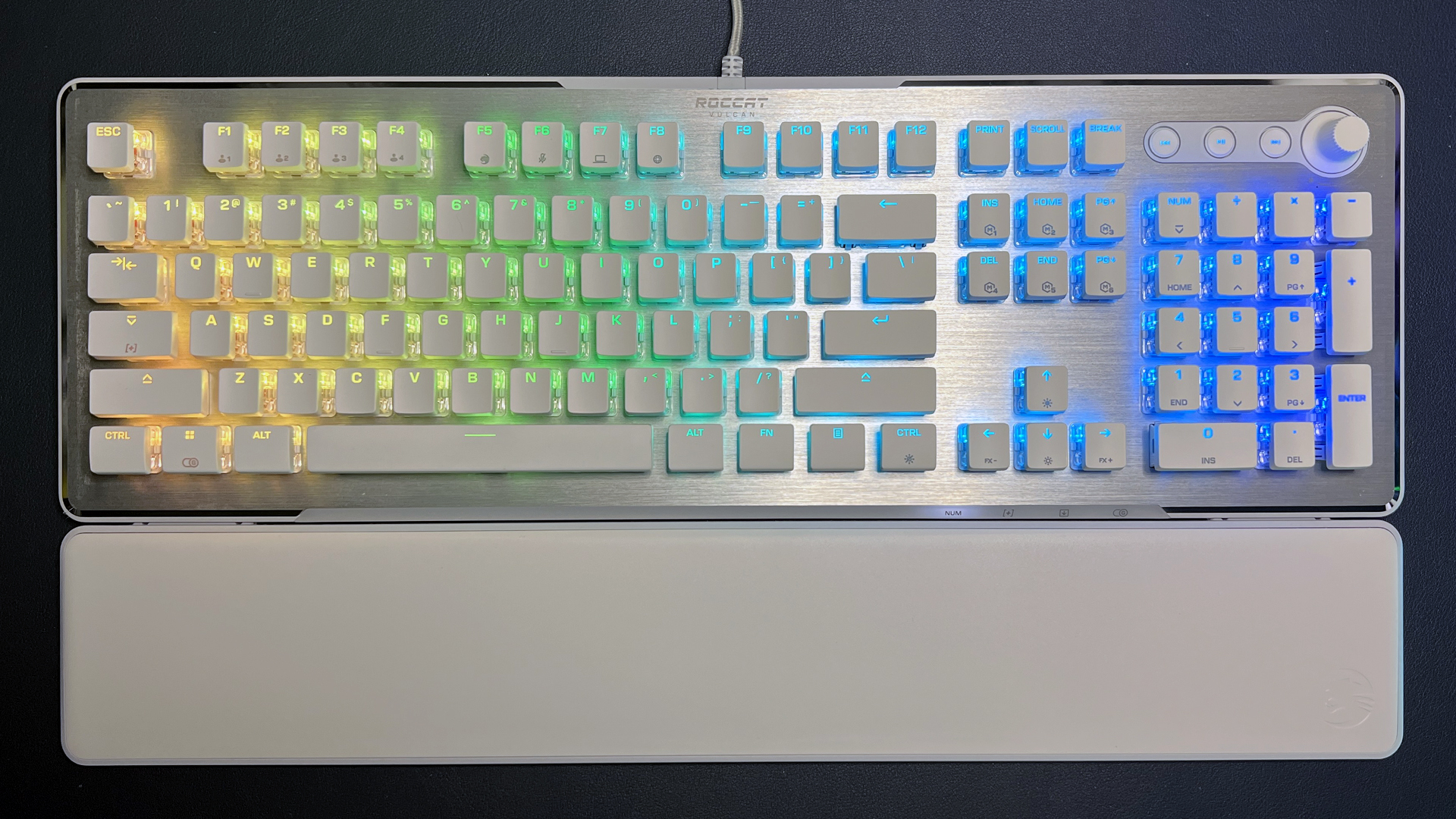 "Vulcan II - krásná plnohodnotná klávesnice se hladkými mechanickými spínači a ohromujícím per-key RGB osvětlením"