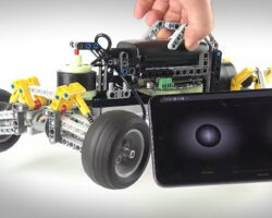 Artur Majtczak a Maciek Matuszewski ovládají skvělé LEGO RC auto pomocí Raspberry Pi CM4 carrier board SaraKIT