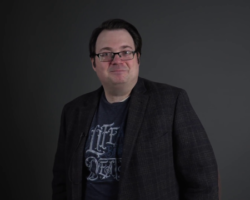 Brandon Sanderson, autor Rueda del Tiempo, pracuje na deskové hře do roku 2024.