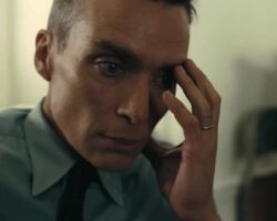 "Christopher Nolan vysvětluje, proč je dialog v Oppenheimerovi redukovaný na minimum"