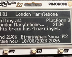 Raspberry Pi Badger 2040 UK Departure Board s využitím Raspberry Pi Pico