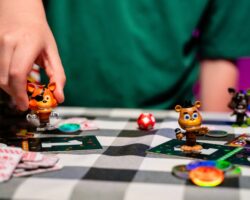 Výroba stolní hry Five Nights At Freddy's FightLine ovládne říjen!