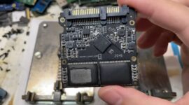 Známý čínský YouTuber objevil Apple NAND při otevírání ShineDisk SATA SSD.