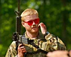 "Sci-fi akční film Alexe Garlanda s ideální délkou, která nedrsně sleduje megafilmové trendy"