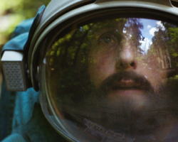 "Adam Sandler v kosmické pouti: Touha po návratu domů v novém traileru Kosmonaut z Čech"