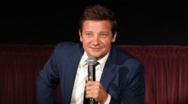 Jeremy Renner, Marvelova hvězda, triumfuje přes smrtelnou nehodu se sněžným pluhem a návratem do práce!