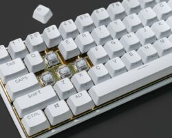 Limity jdou dolů: Jen 250 kusů této krásné bílo-zlaté klávesnice