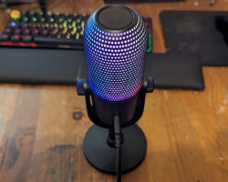Recenze Razer Seiren V3 Chroma – okázalý, ale kvalitní herní mikrofon