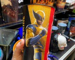 Deadpool a Wolverine oslavují s novými kostýmy soda cupů