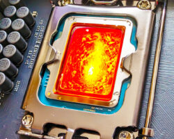 Intel obviňuje výrobce základních desek z pádů her, nikoliv své procesory