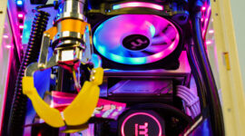 Neonový herní počítač vypadá jako hrací automat s drápy