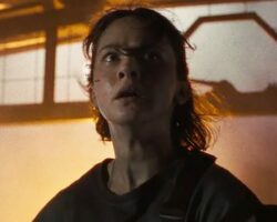 "Režisér Alien: Romulus předvádí strašidelnou rekvizitu Facehuggera"
