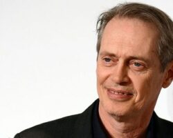 Steve Buscemi novým ředitelem na Nevermore Academy