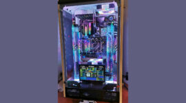 Duální chlazený herní počítač s dvojicí nádrží je úžasný.